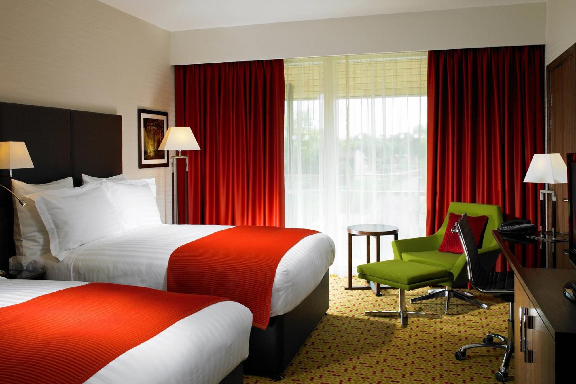 Lingfield Park Marriott Hotel & Country Club Bagian luar foto